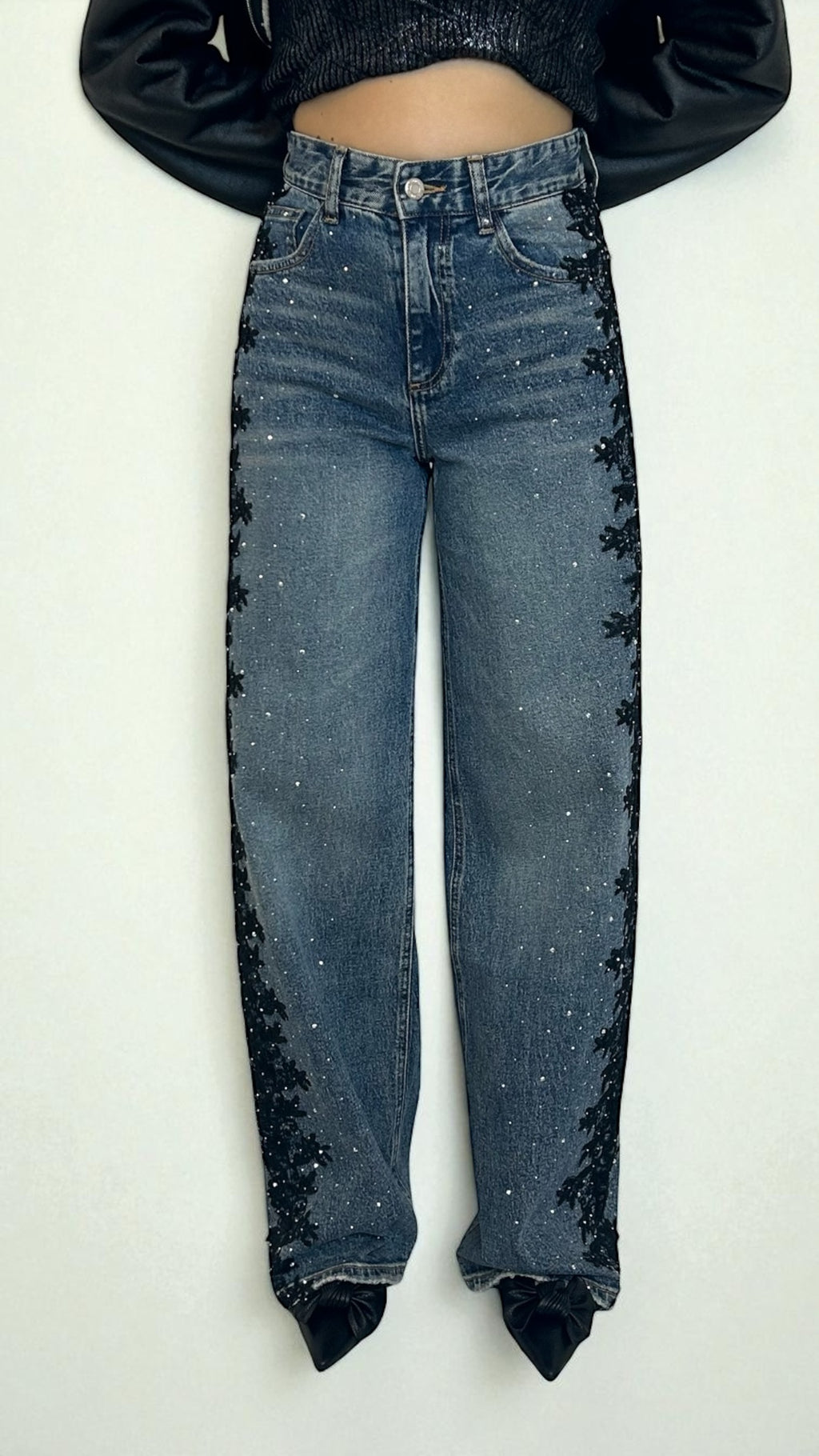 Jeans con  brillantini e dettagli