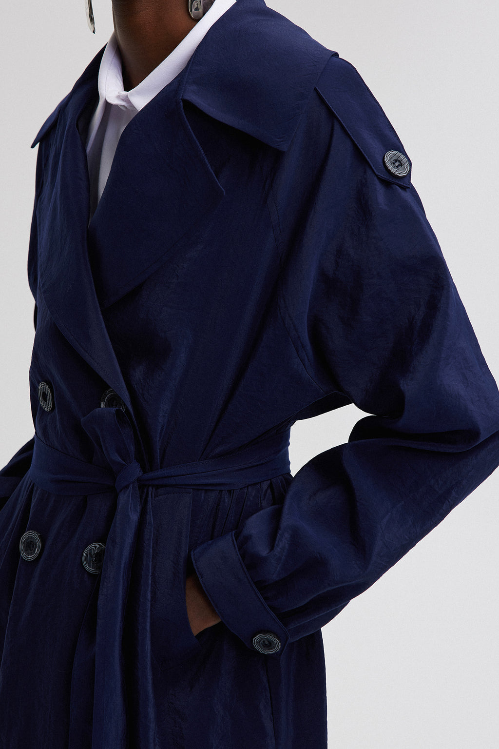 Trench coat con cintura a vestibilità rilassata – Effetto Cupro- Blu navy