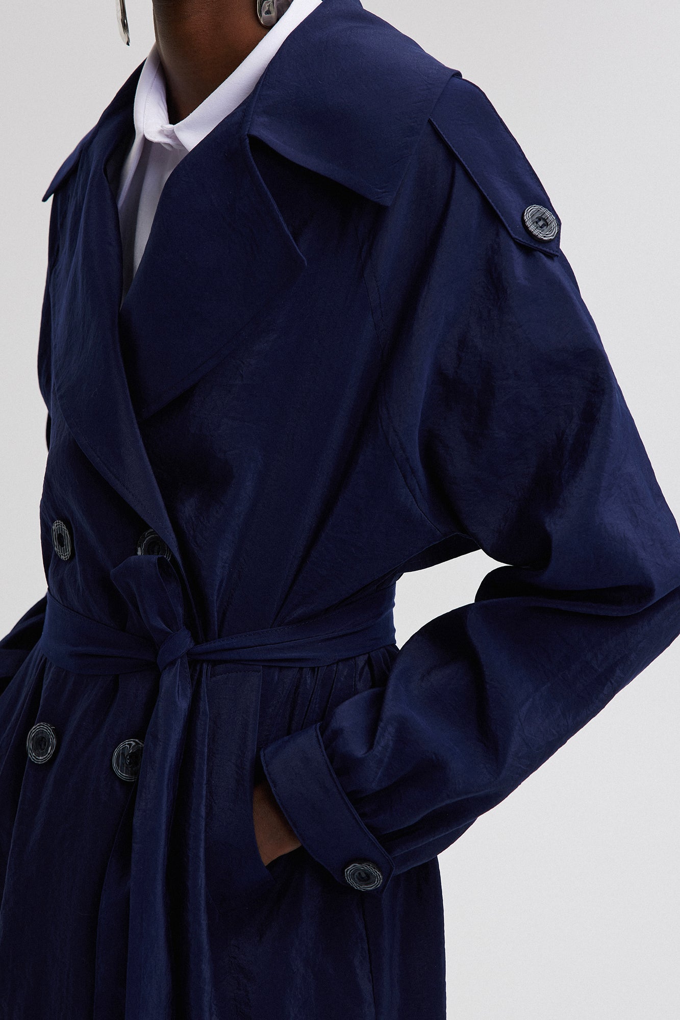 Trench coat con cintura a vestibilità rilassata – Effetto Cupro- Blu navy