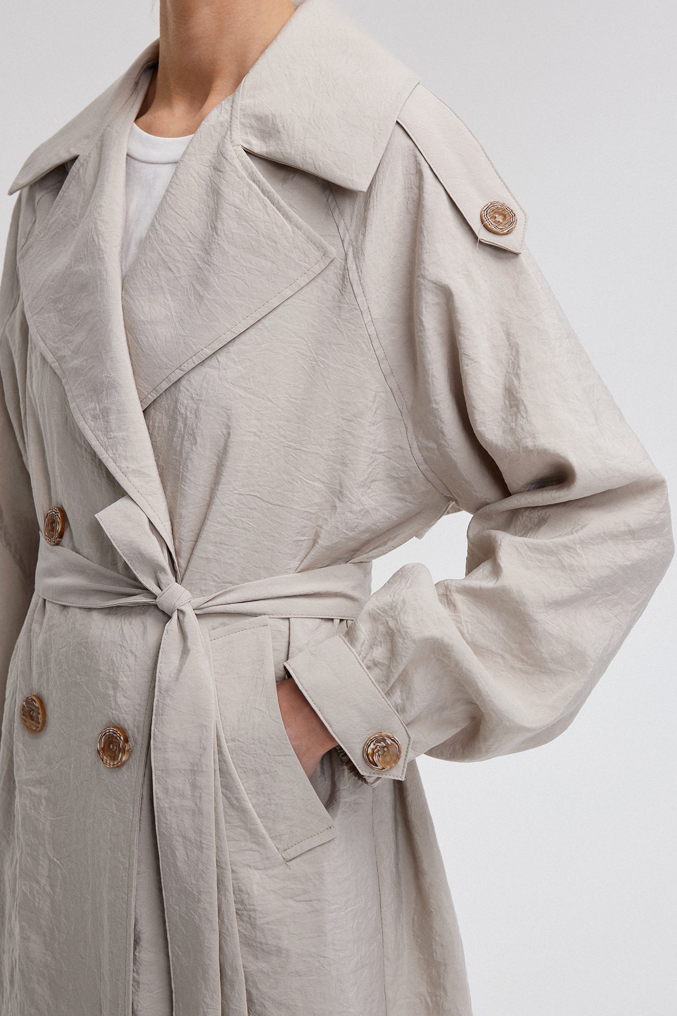 Trench coat con cintura a vestibilità rilassata – Effetto Cupro- color Pietra