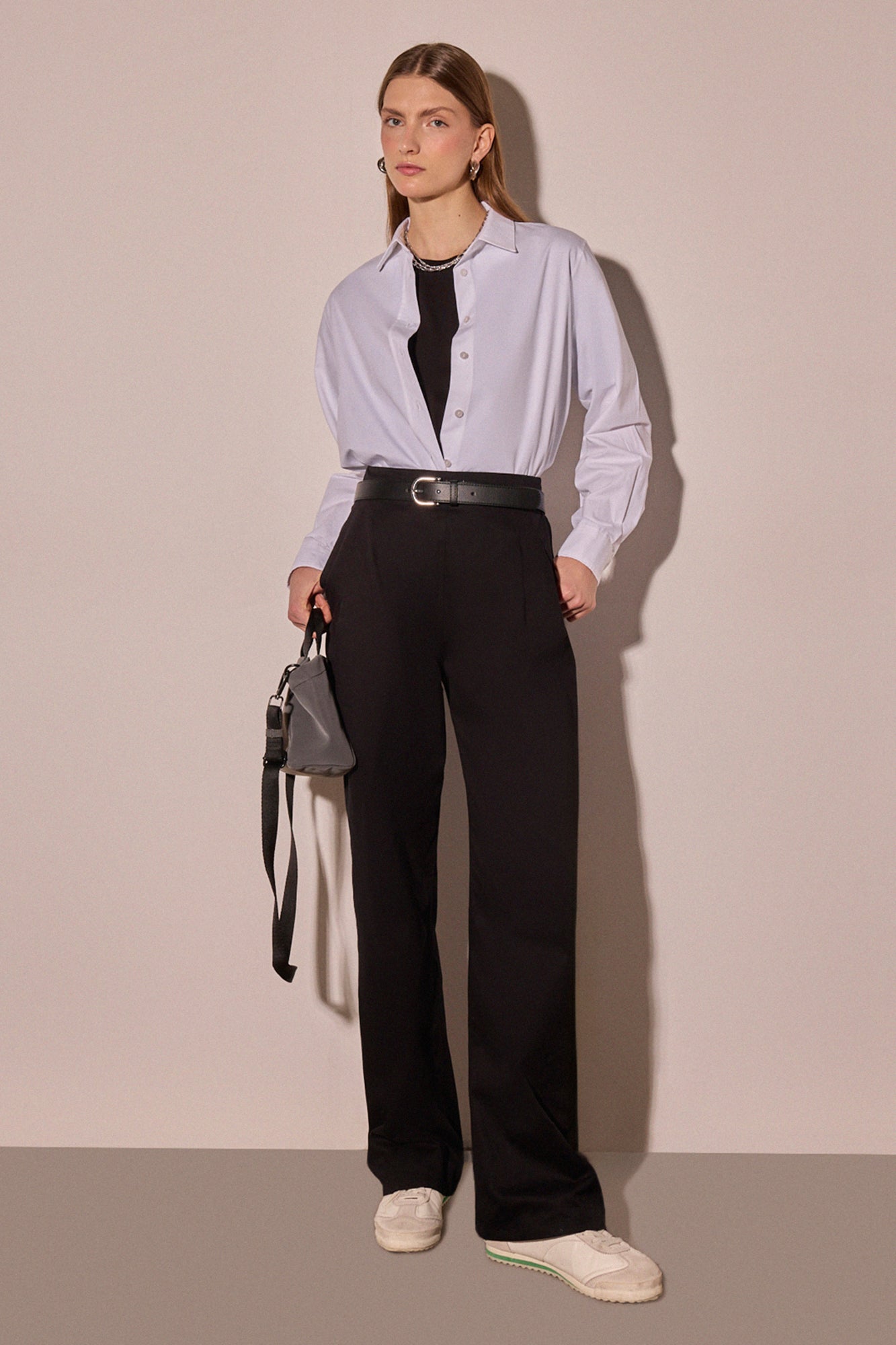 Pantaloni neri a vita alta