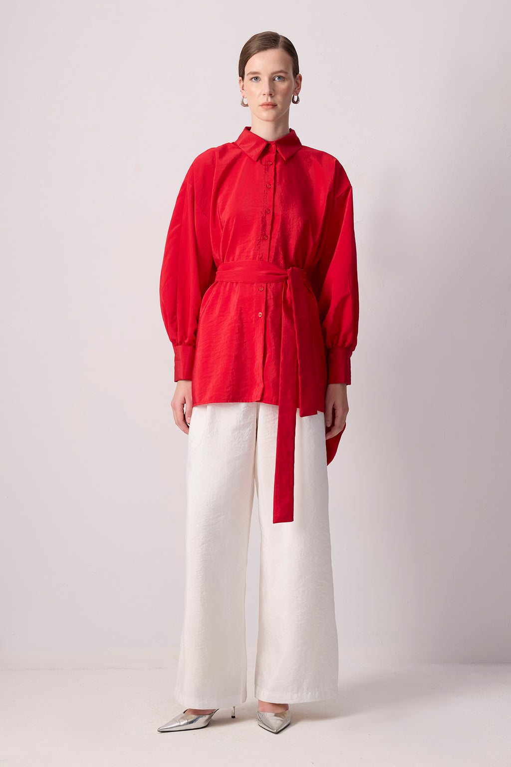 Camicia in Cupro con Maniche a Pipistrello e Cintura – Vestibilità Moderna e Oversize