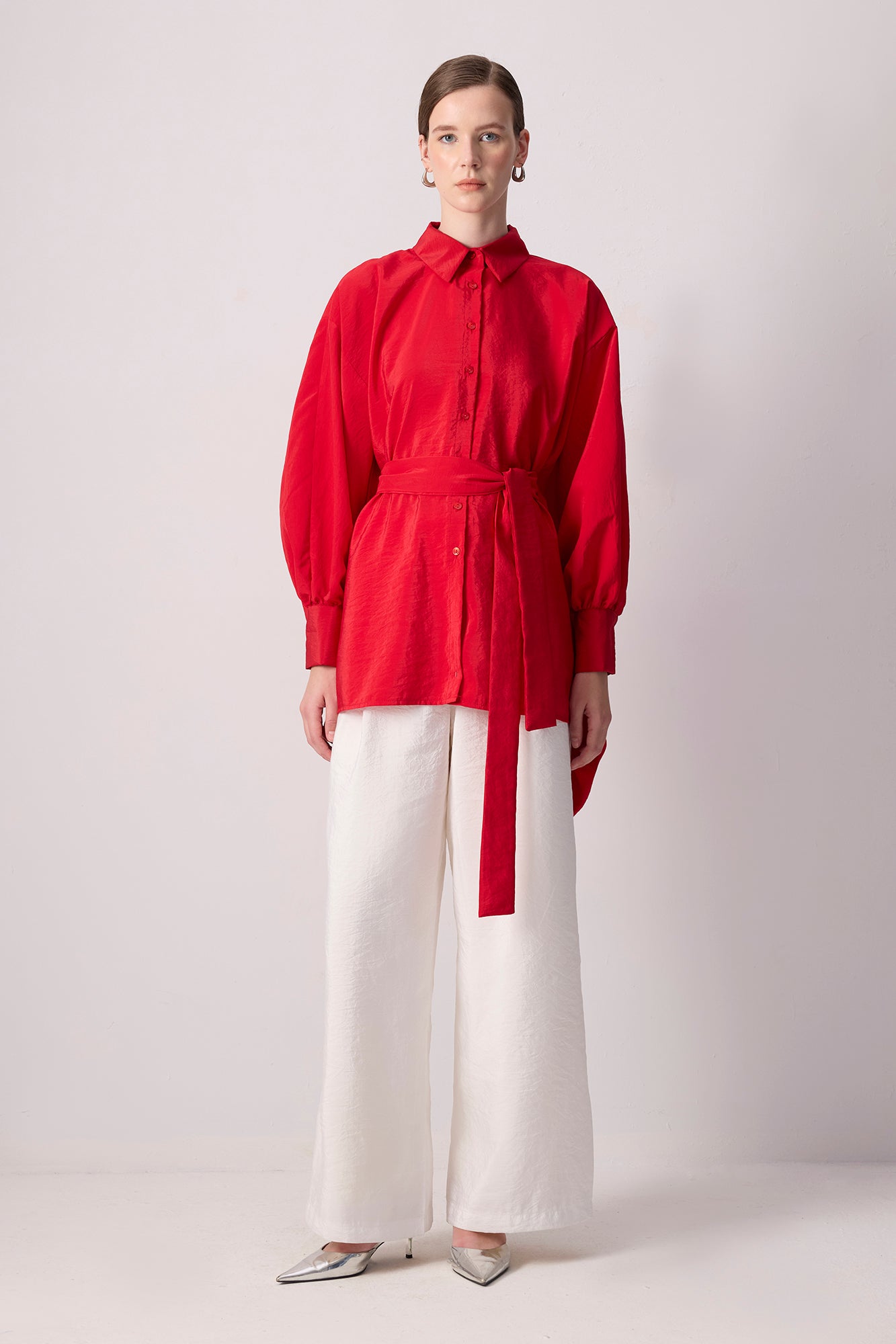 Camicia in Cupro con Maniche a Pipistrello e Cintura – Vestibilità Moderna e Oversize