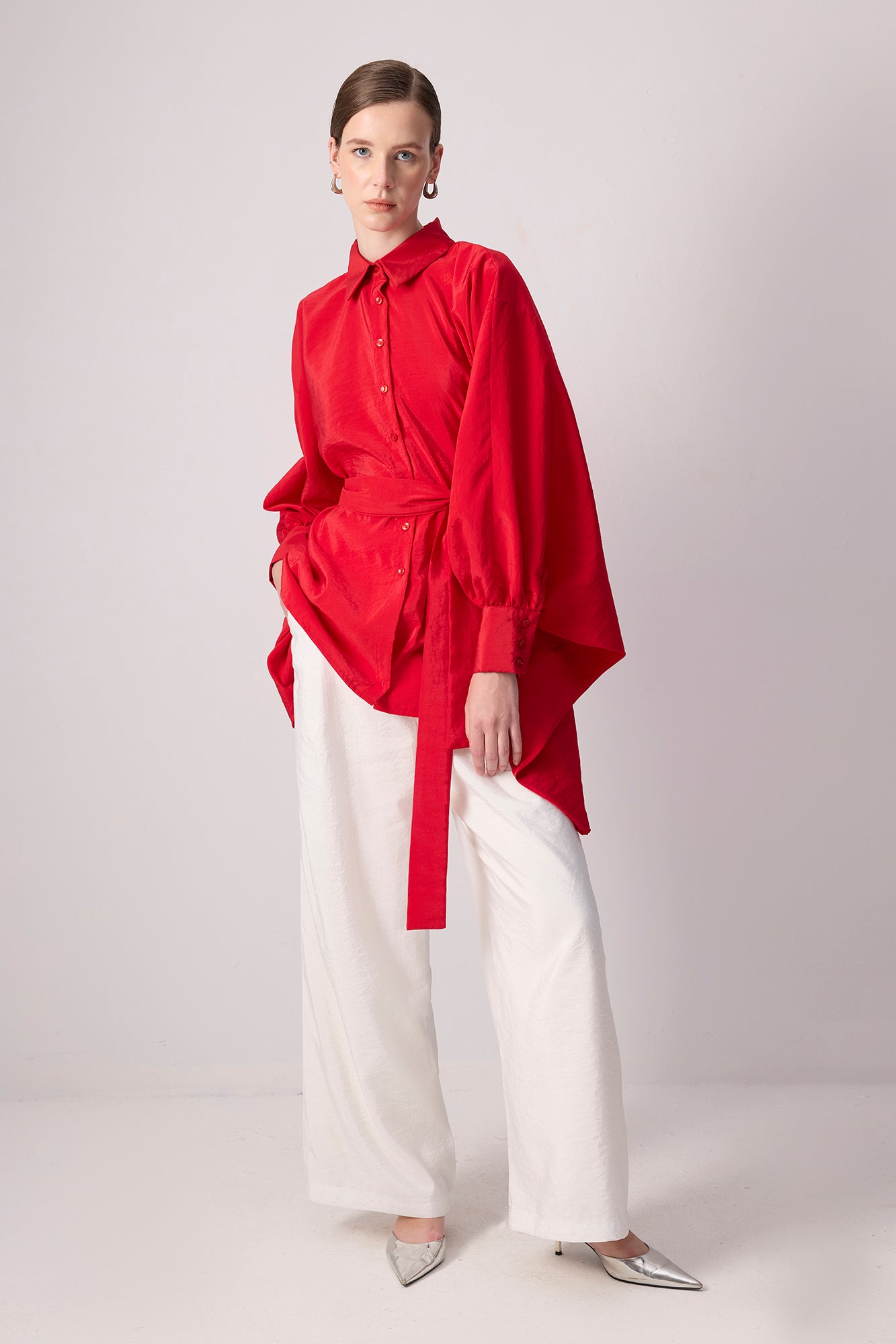 Camicia in Cupro con Maniche a Pipistrello e Cintura – Vestibilità Moderna e Oversize