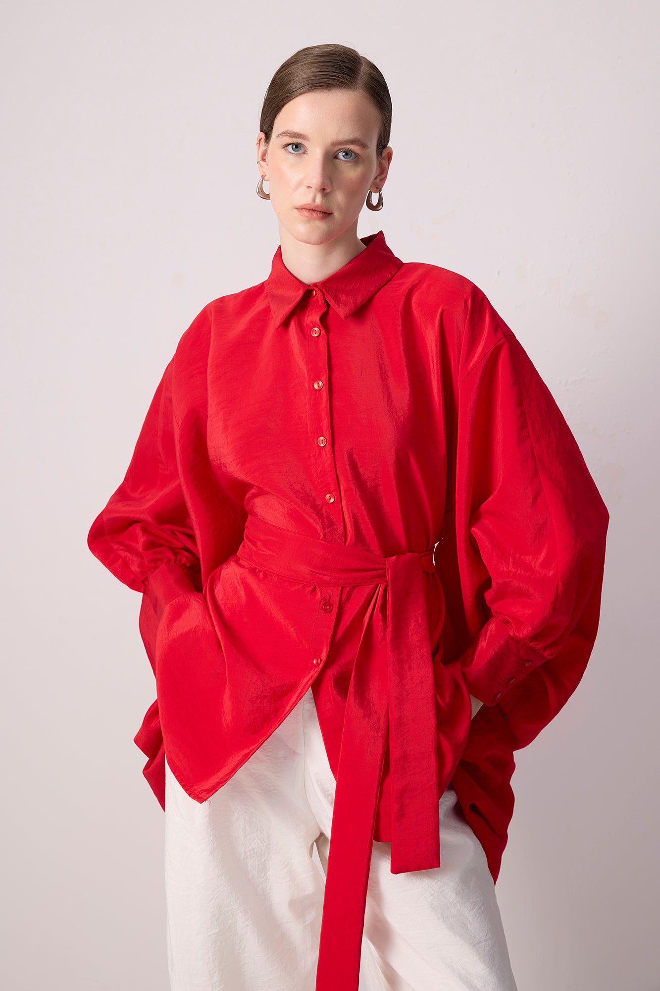 Camicia in Cupro con Maniche a Pipistrello e Cintura – Vestibilità Moderna e Oversize