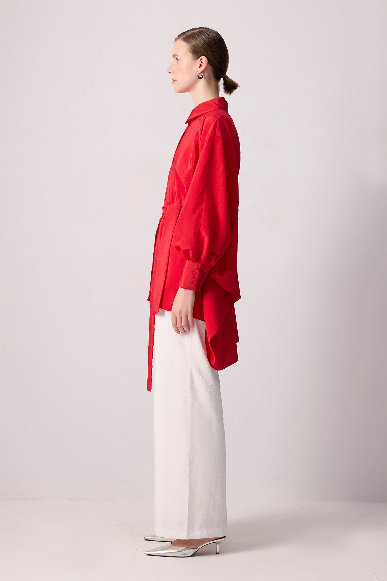 Camicia in Cupro con Maniche a Pipistrello e Cintura – Vestibilità Moderna e Oversize