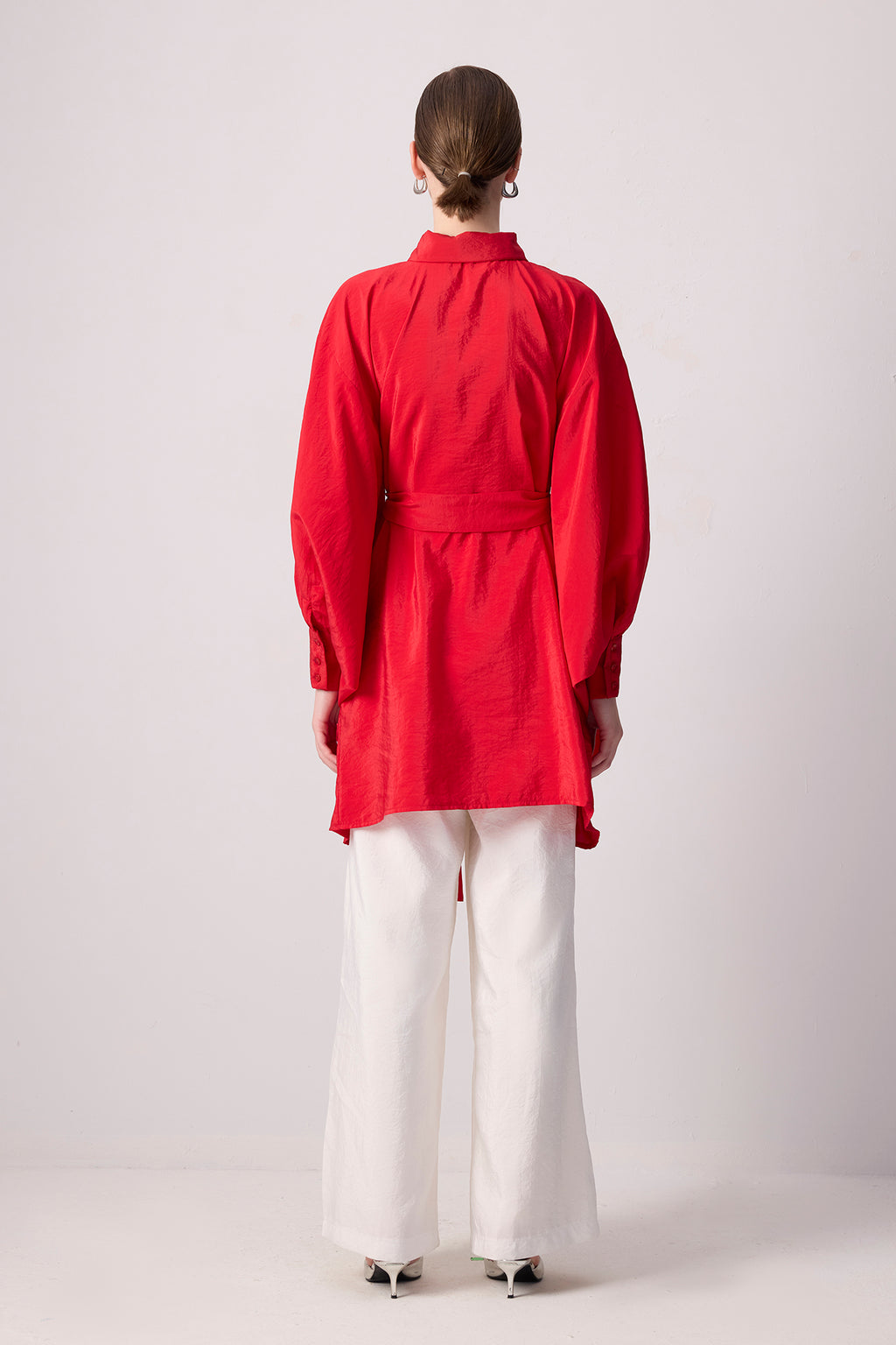 Camicia in Cupro con Maniche a Pipistrello e Cintura – Vestibilità Moderna e Oversize