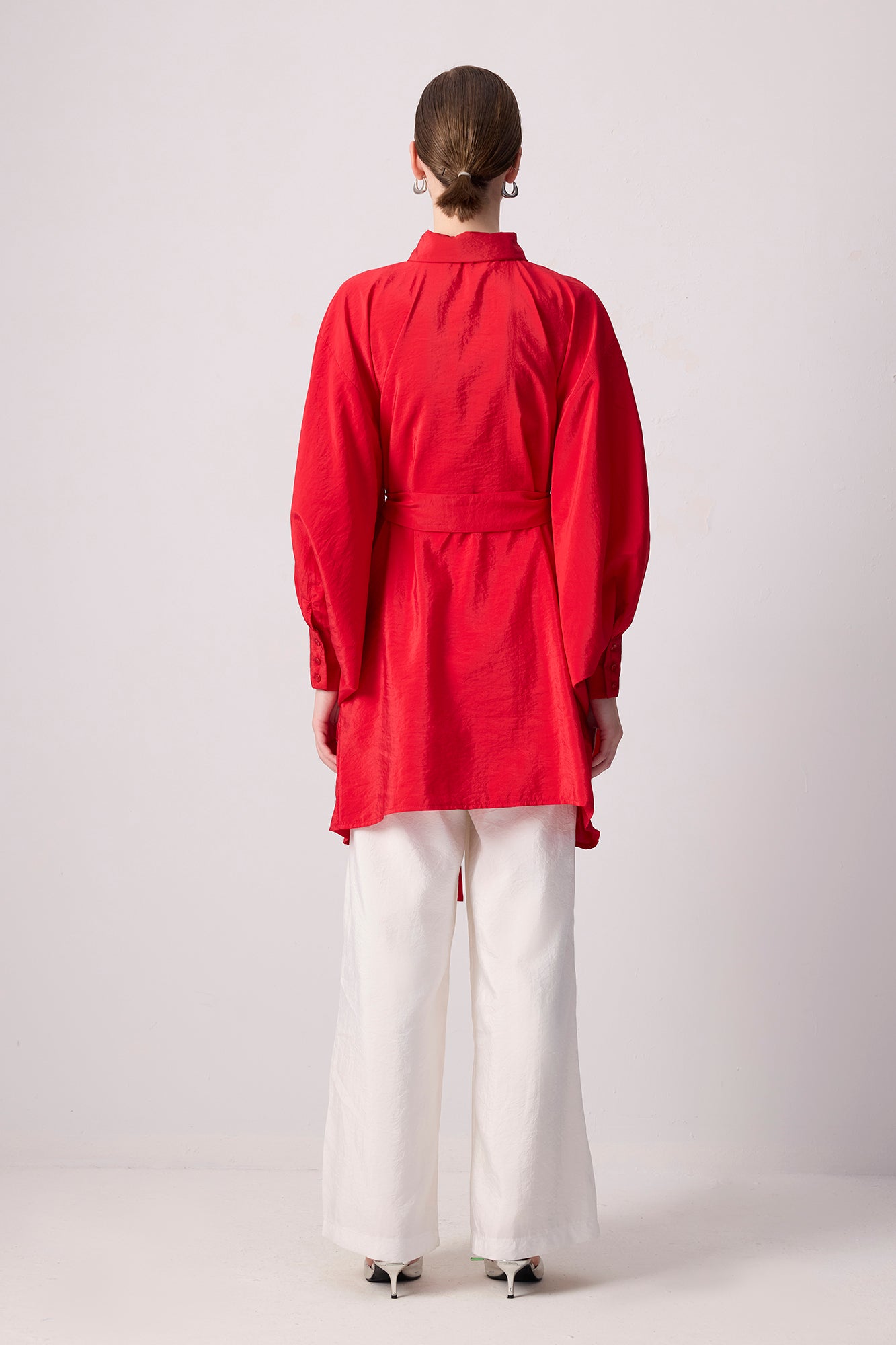 Camicia in Cupro con Maniche a Pipistrello e Cintura – Vestibilità Moderna e Oversize