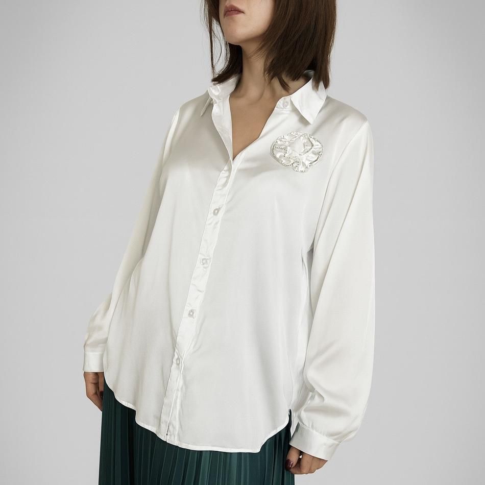 Camicia bianca effetto Raso con dettaglio fiore