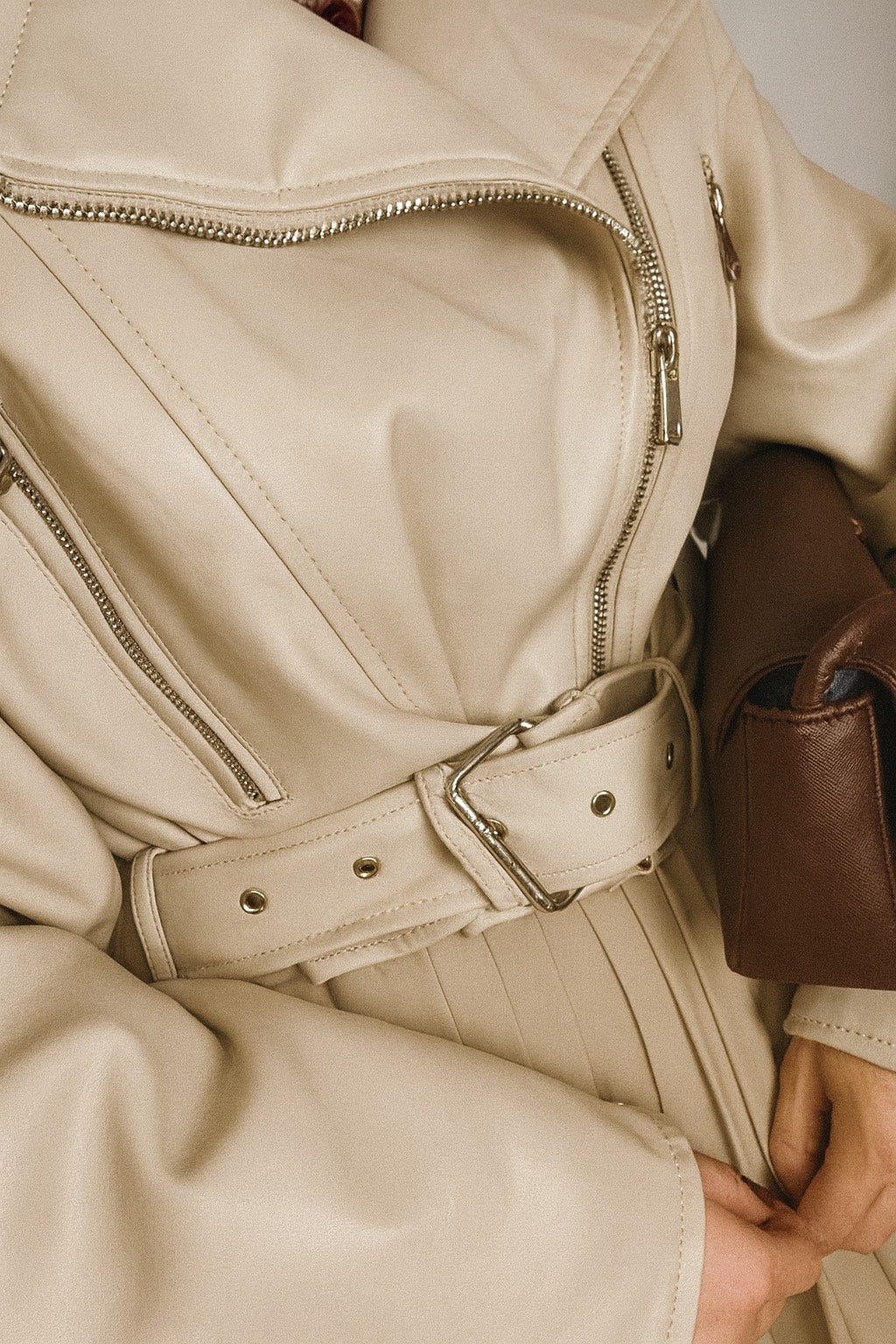 Giubbotto in eco-pelle beige chiaro con cintura