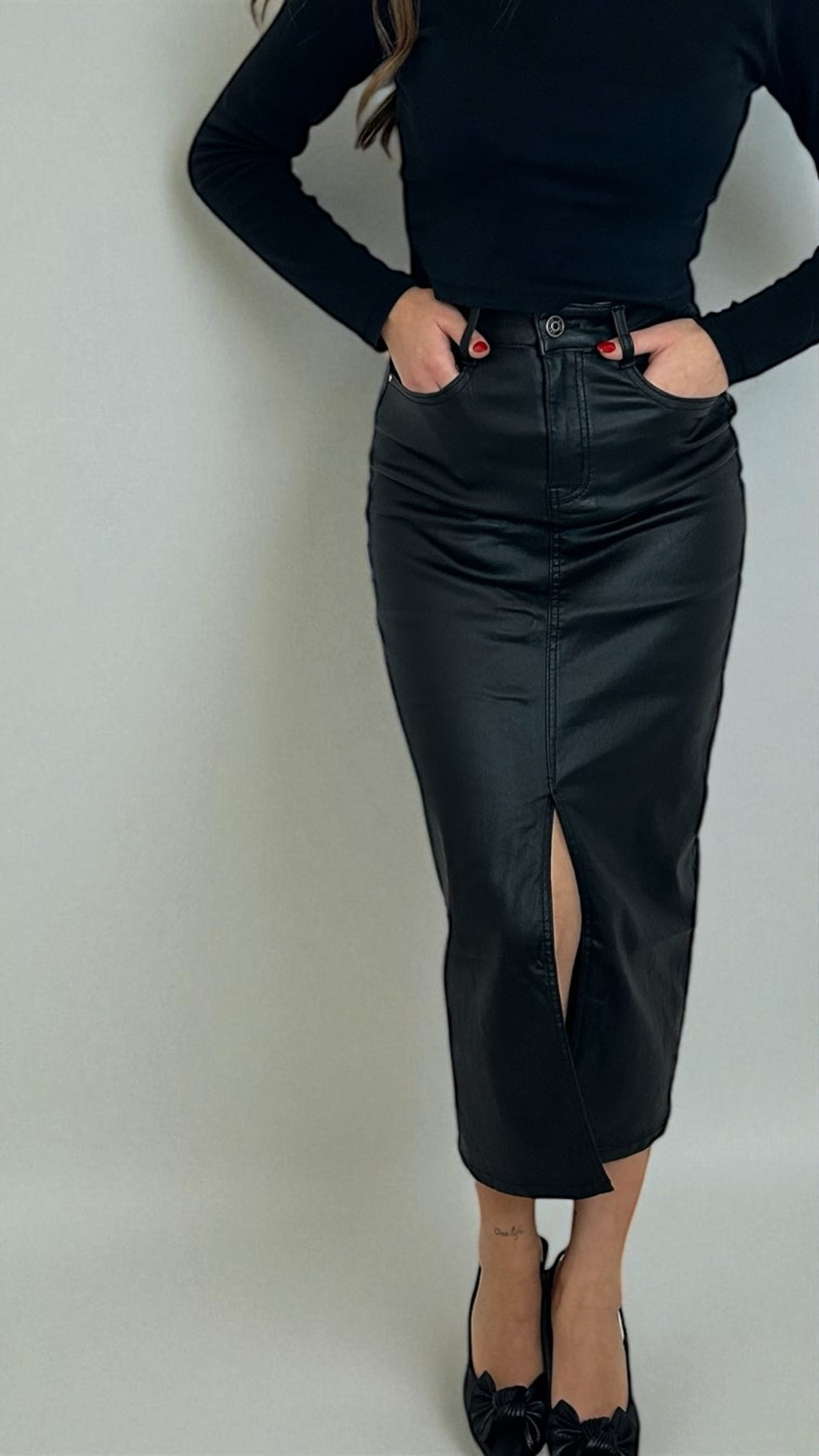 Gonna midi nera Eco-pelle  con spacco