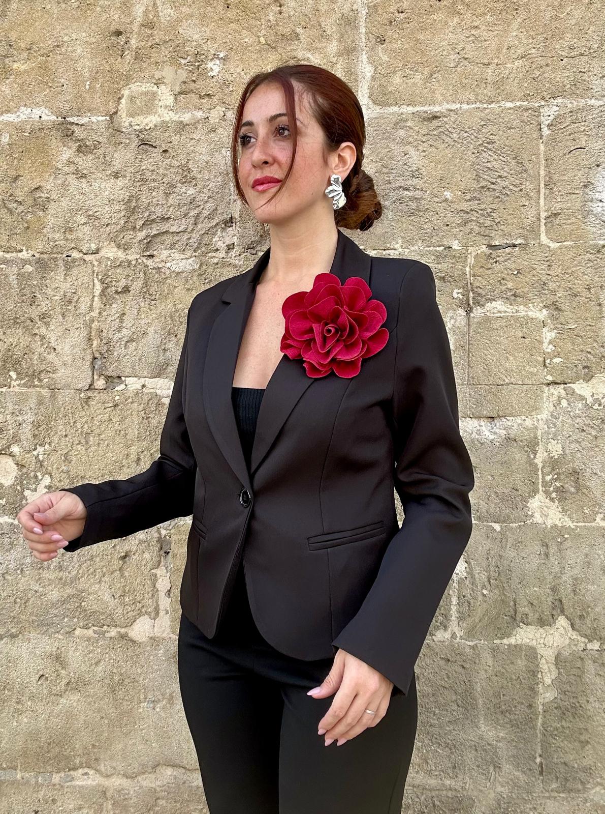 Giacca Elegante Nera Taglio Slim  con Spilla Fiore Bordeaux